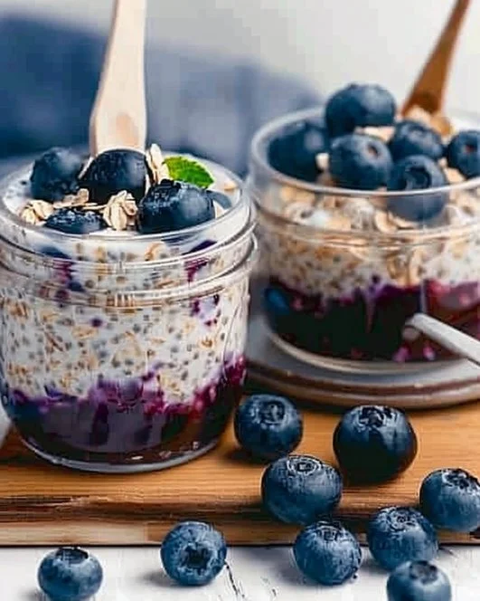 Blueberry Overnight Oats 2 Bowl of blueberry overnight oats topped with fresh blueberries